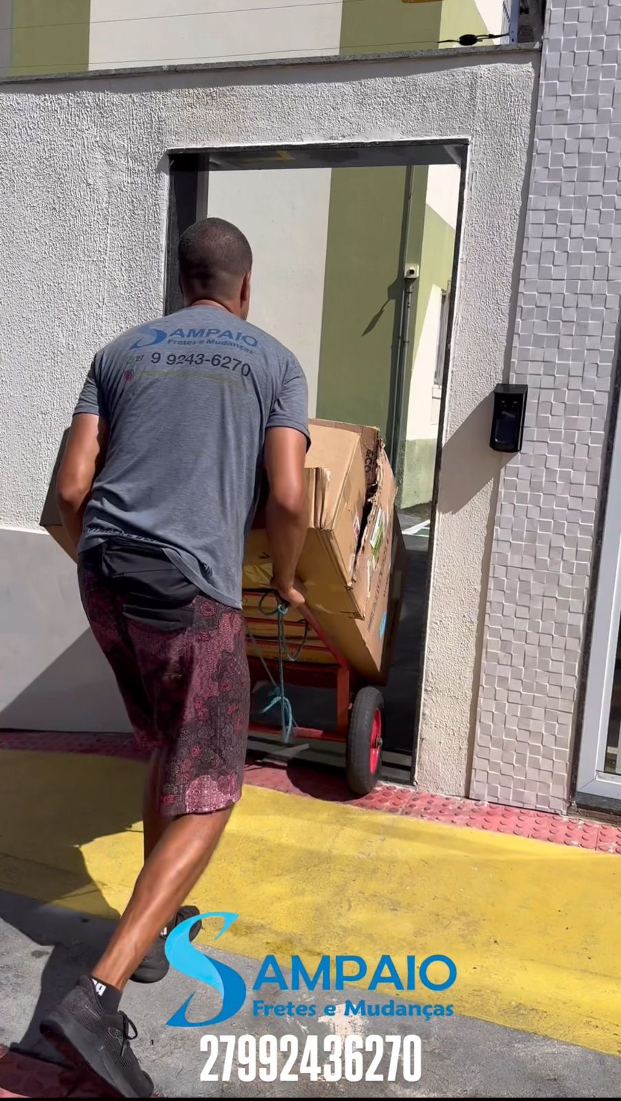 Caminhão da Sampaio Mudanças carregado