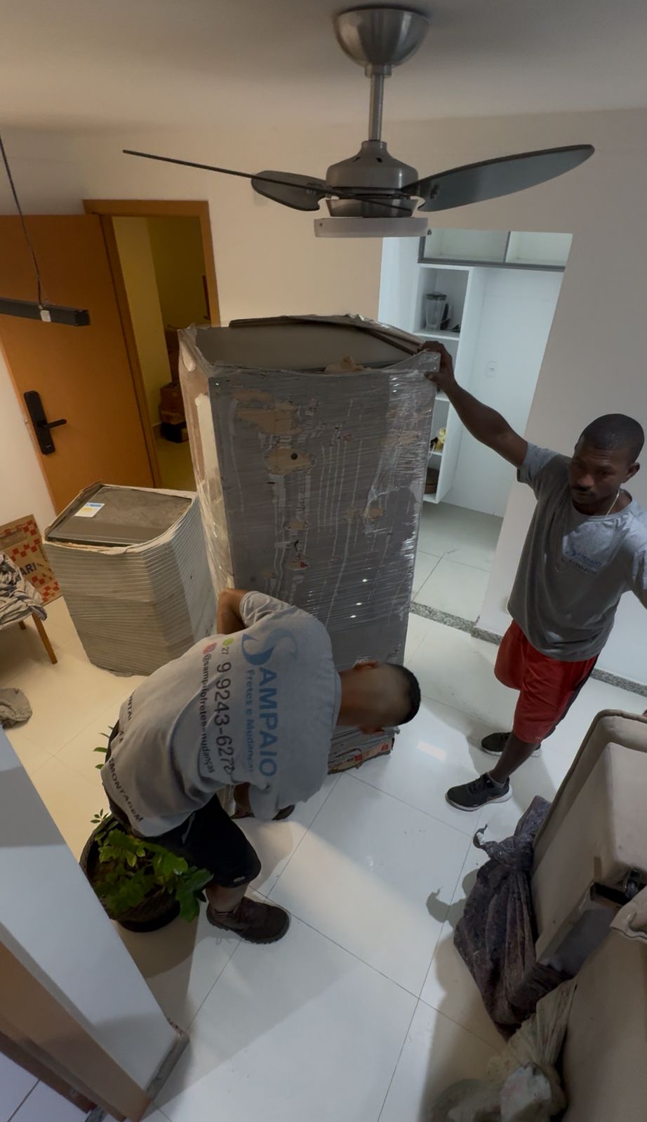 Itens organizados dentro do caminhão